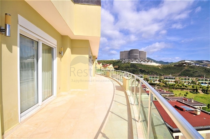 Трёхэтажная вилла c собственным бассейном