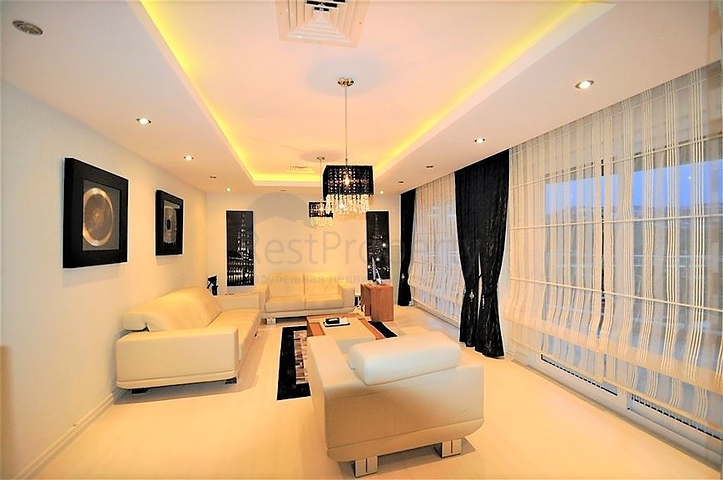 Трёхэтажная вилла c собственным бассейном