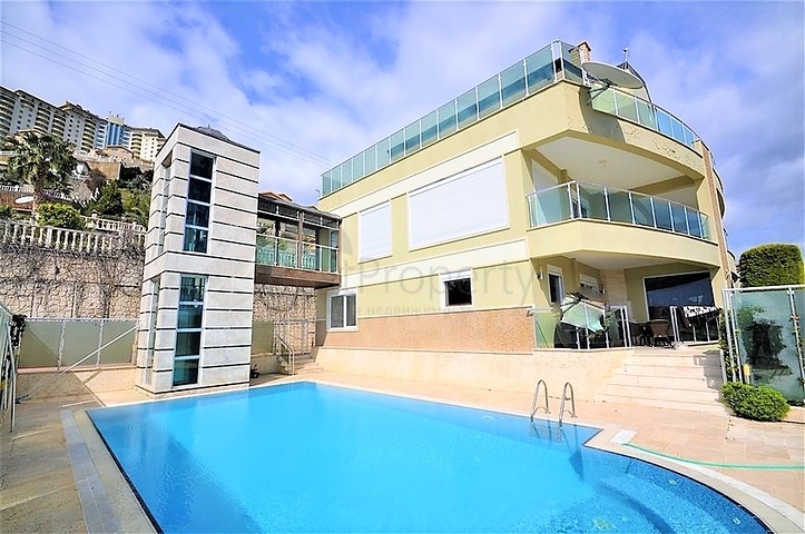 Трёхэтажная вилла c собственным бассейном