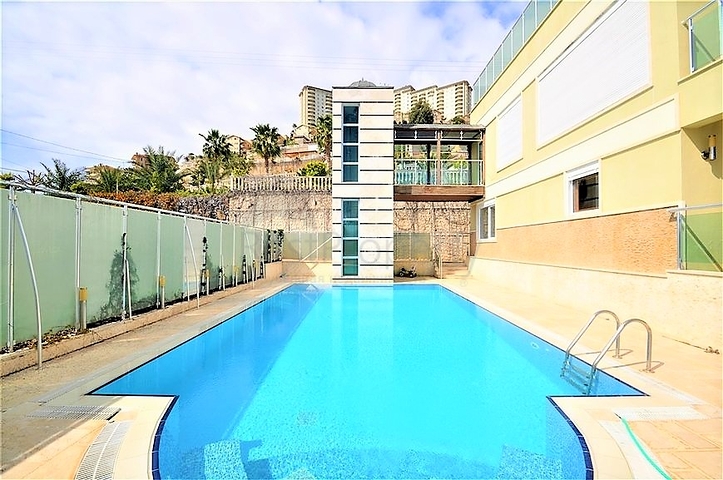 Трёхэтажная вилла c собственным бассейном