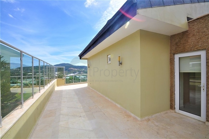 Трёхэтажная вилла c собственным бассейном