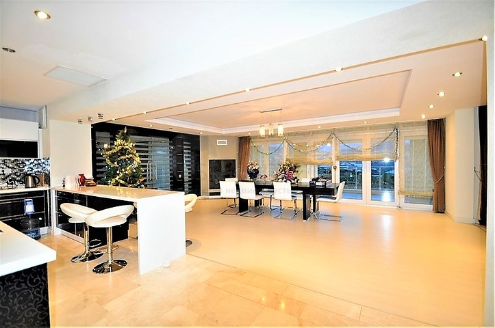 Трёхэтажная вилла c собственным бассейном