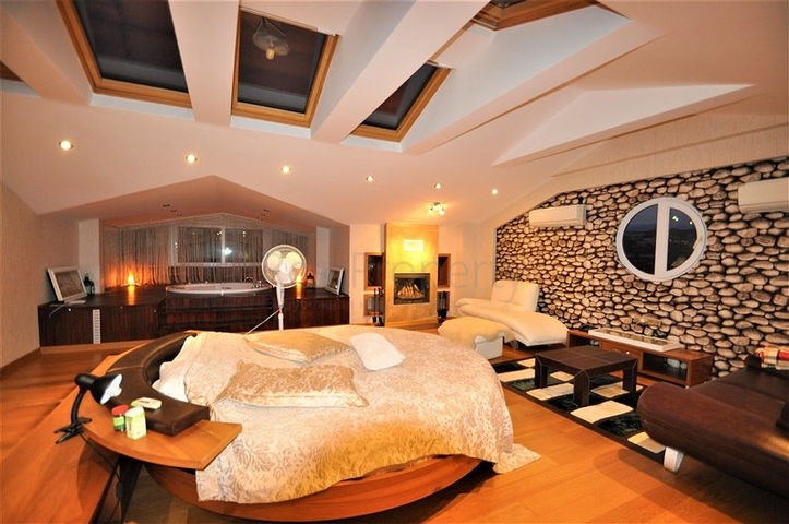 Трёхэтажная вилла c собственным бассейном