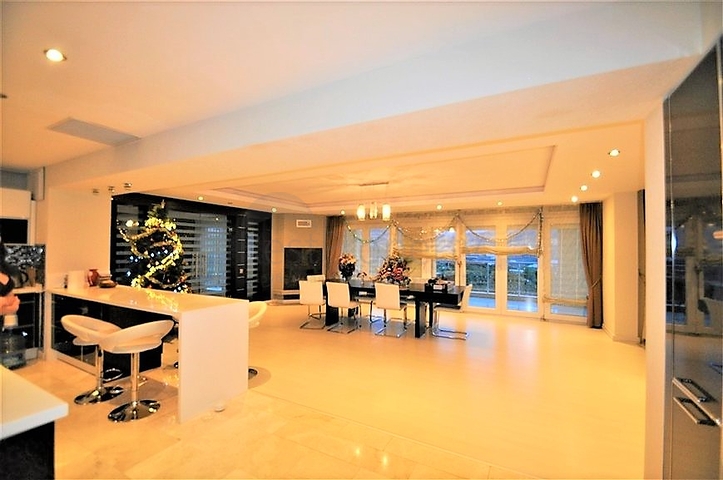 Трёхэтажная вилла c собственным бассейном