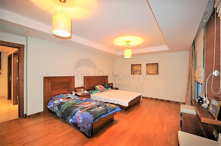 Трёхэтажная вилла c собственным бассейном