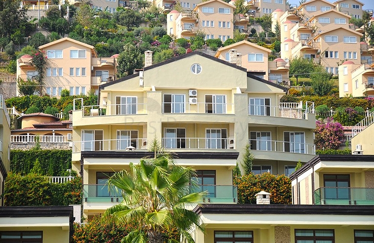 Трёхэтажная вилла c собственным бассейном