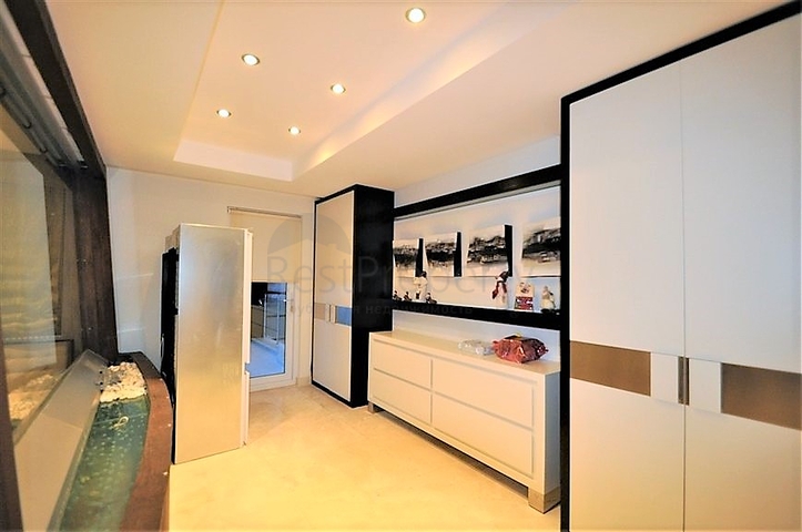 Трёхэтажная вилла c собственным бассейном