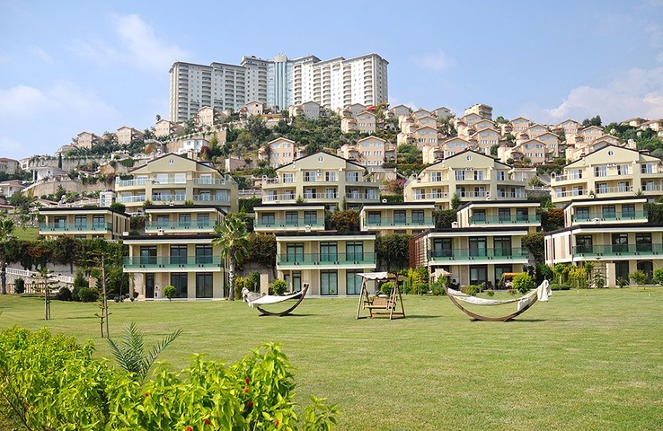 Трёхэтажная вилла c собственным бассейном