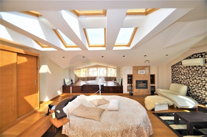 Трёхэтажная вилла c собственным бассейном