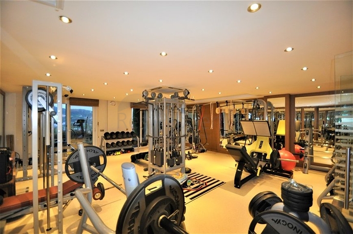 Трёхэтажная вилла c собственным бассейном