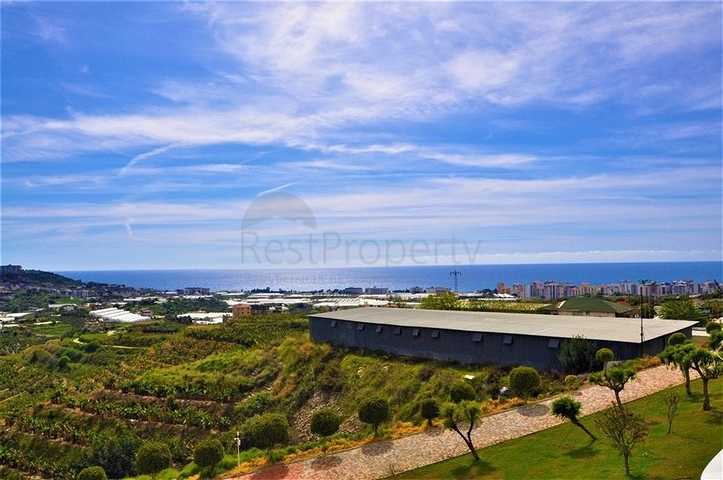 Трёхэтажная вилла c собственным бассейном