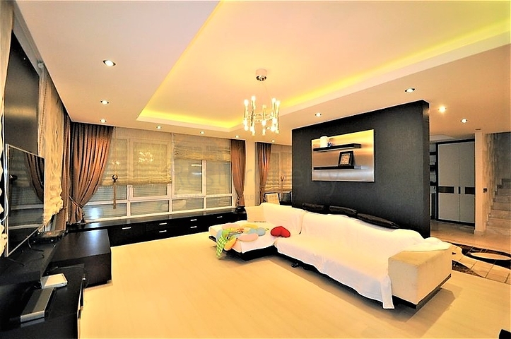 Трёхэтажная вилла c собственным бассейном