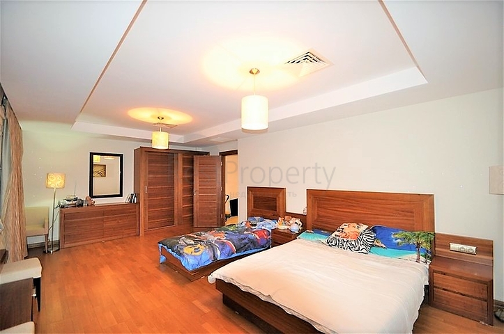 Трёхэтажная вилла c собственным бассейном