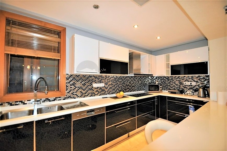 Трёхэтажная вилла c собственным бассейном