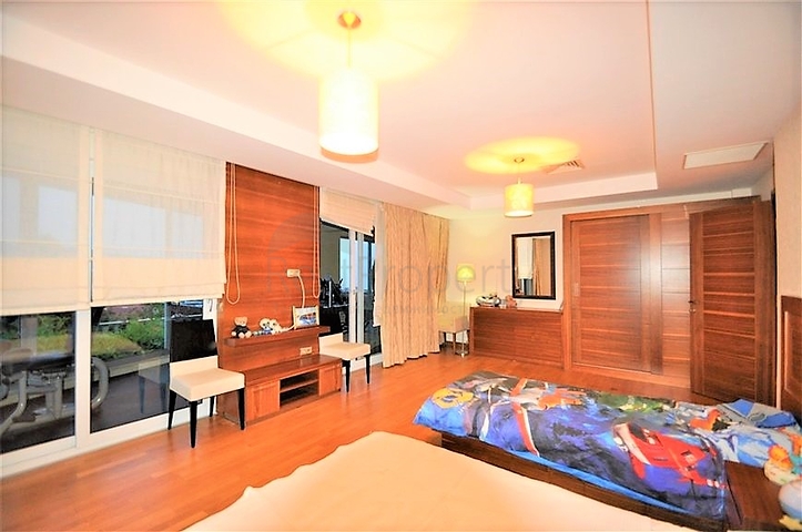 Трёхэтажная вилла c собственным бассейном