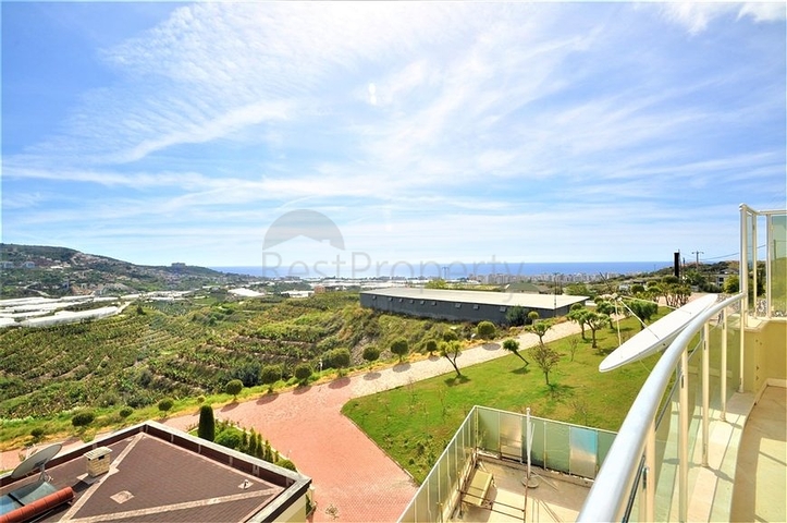 Трёхэтажная вилла c собственным бассейном