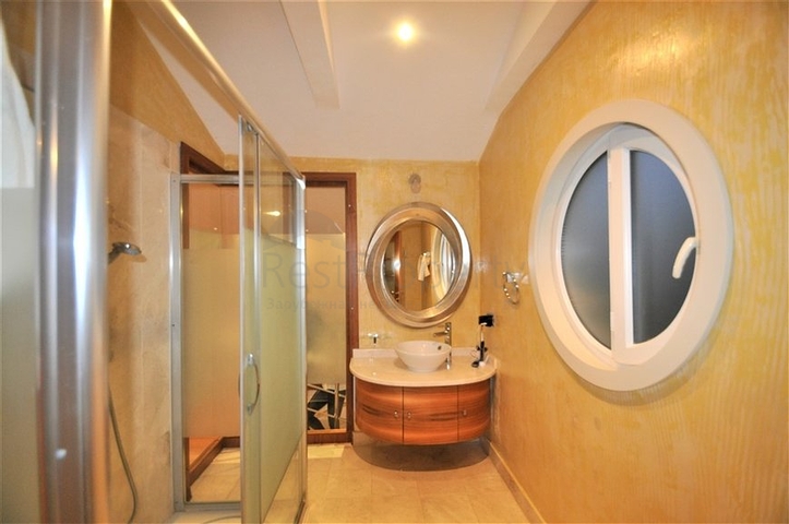 Трёхэтажная вилла c собственным бассейном