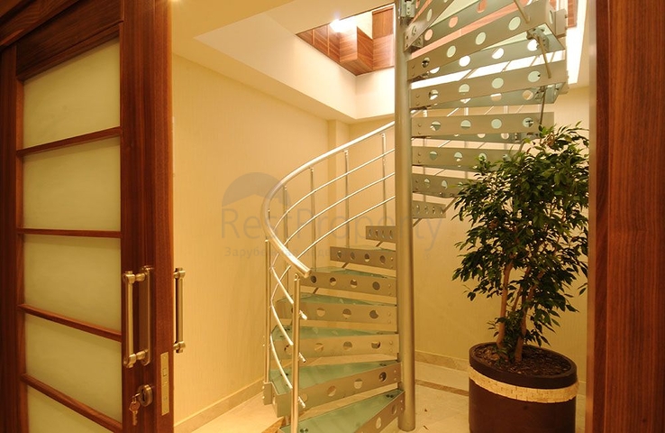 Трёхэтажная вилла c собственным бассейном