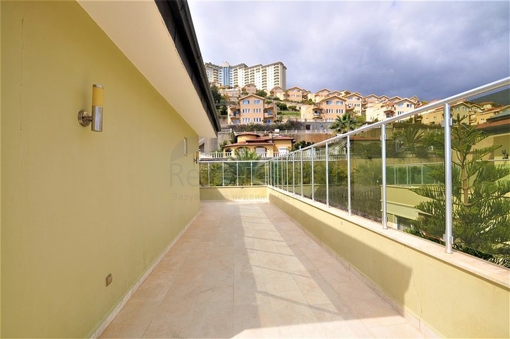 Трёхэтажная вилла c собственным бассейном