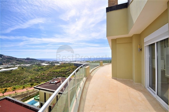 Трёхэтажная вилла c собственным бассейном