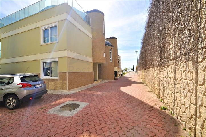 Трёхэтажная вилла c собственным бассейном