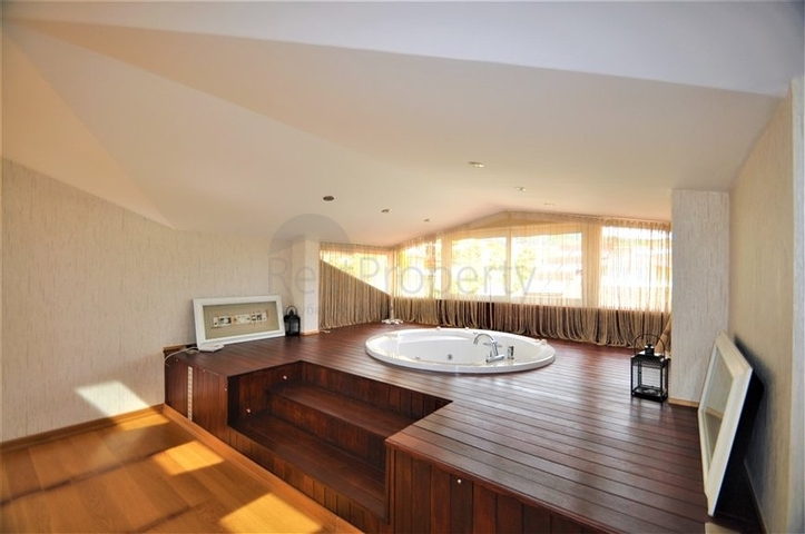 Трёхэтажная вилла c собственным бассейном