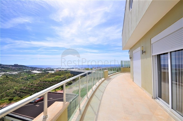 Трёхэтажная вилла c собственным бассейном