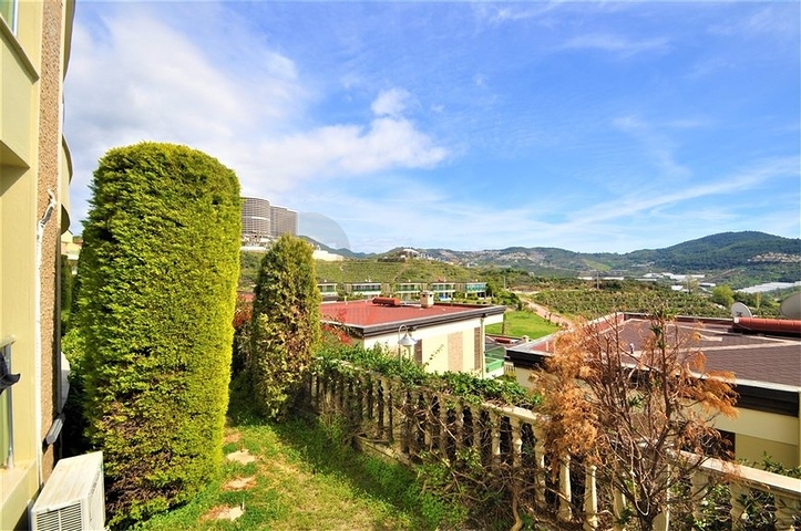 Трёхэтажная вилла c собственным бассейном