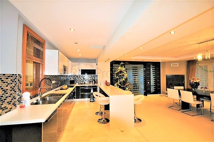 Трёхэтажная вилла c собственным бассейном