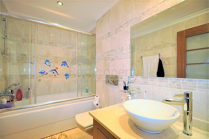 Трёхэтажная вилла c собственным бассейном