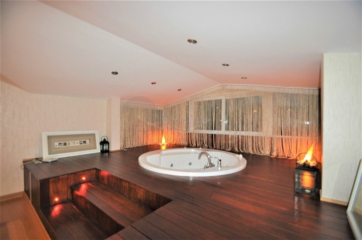 Трёхэтажная вилла c собственным бассейном