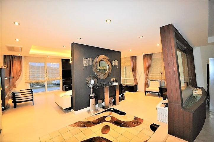 Трёхэтажная вилла c собственным бассейном