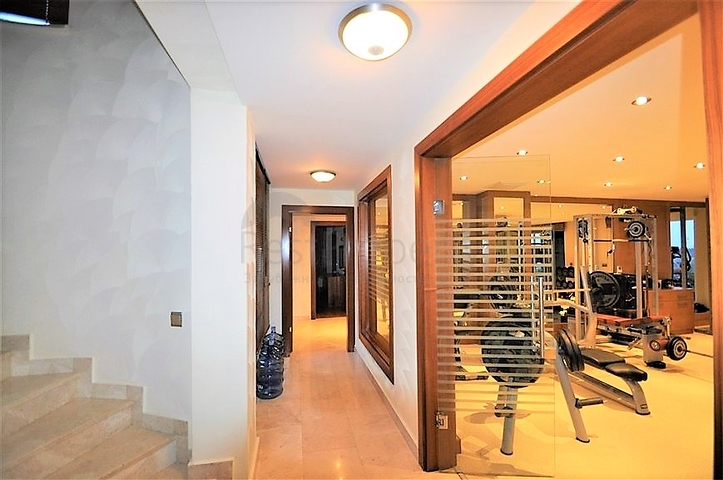 Трёхэтажная вилла c собственным бассейном