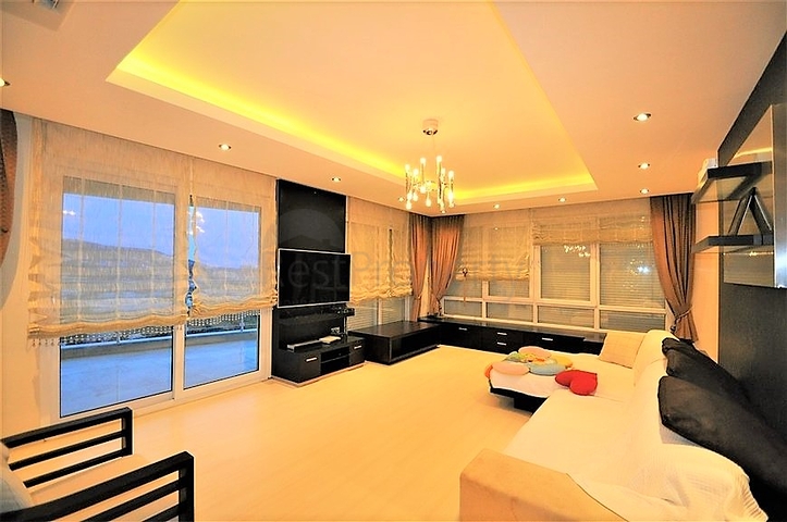 Трёхэтажная вилла c собственным бассейном