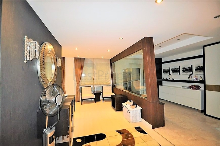 Трёхэтажная вилла c собственным бассейном