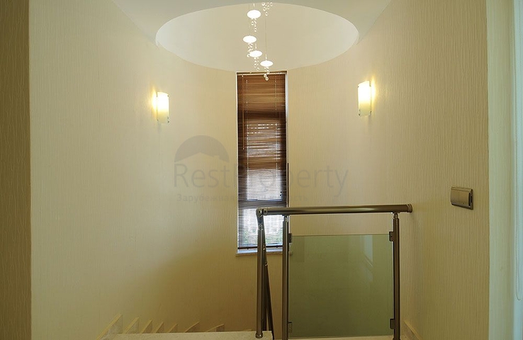 Трёхэтажная вилла c собственным бассейном