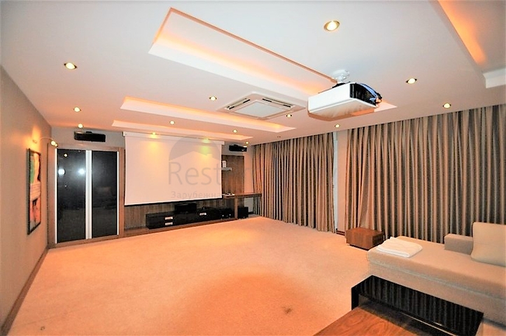 Трёхэтажная вилла c собственным бассейном