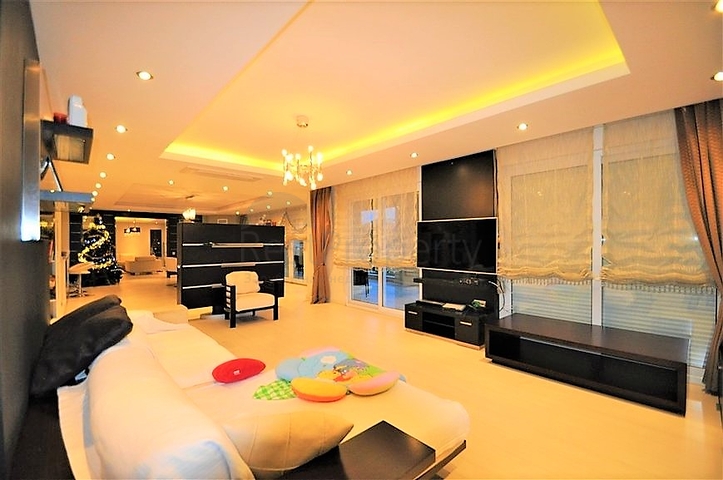 Трёхэтажная вилла c собственным бассейном