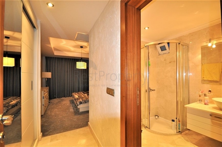 Трёхэтажная вилла c собственным бассейном