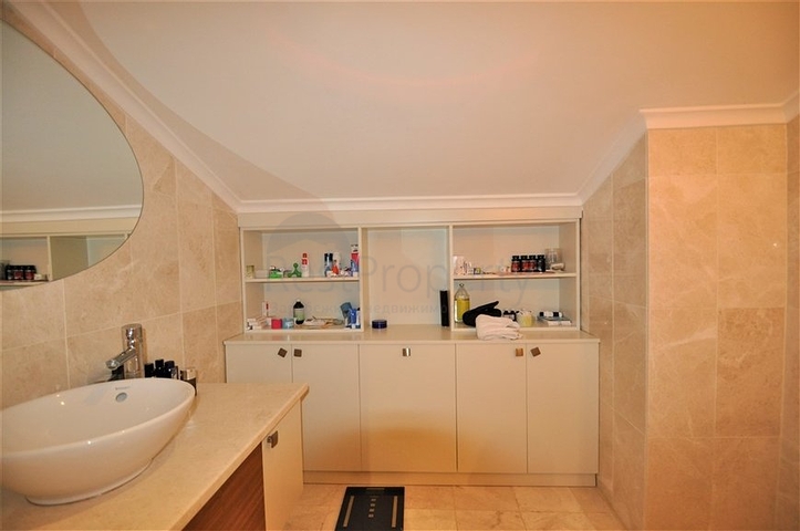 Трёхэтажная вилла c собственным бассейном