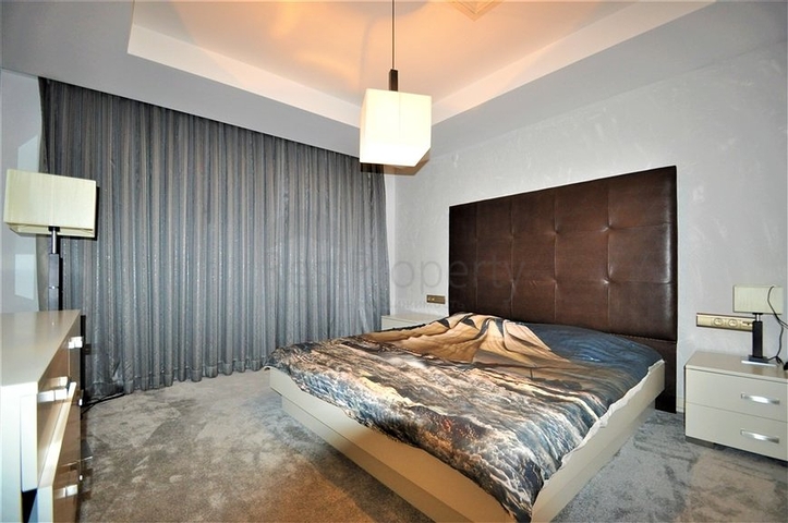 Трёхэтажная вилла c собственным бассейном