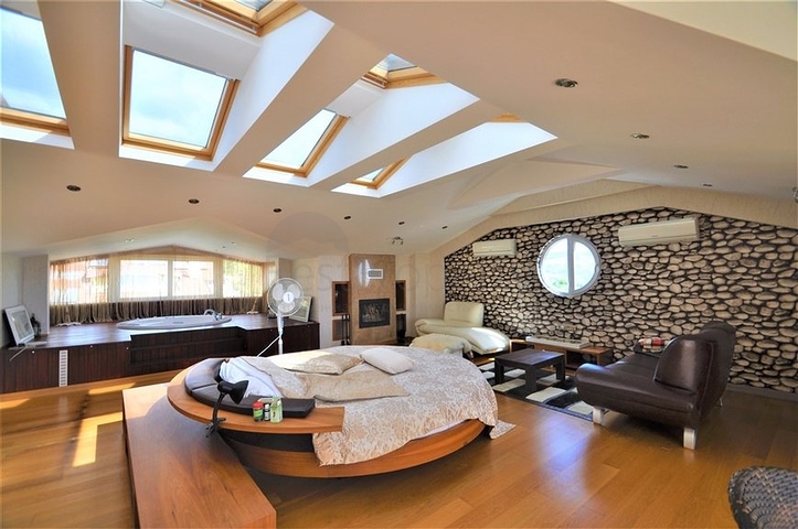 Трёхэтажная вилла c собственным бассейном