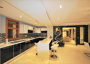 Трёхэтажная вилла c собственным бассейном