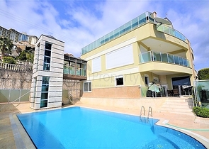 Трёхэтажная вилла c собственным бассейном