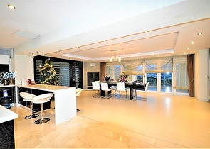 Трёхэтажная вилла c собственным бассейном