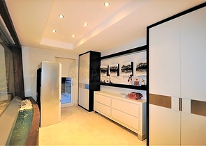 Трёхэтажная вилла c собственным бассейном