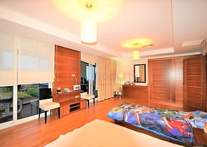 Трёхэтажная вилла c собственным бассейном