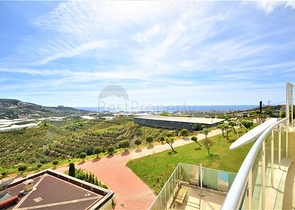 Трёхэтажная вилла c собственным бассейном