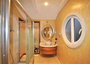 Трёхэтажная вилла c собственным бассейном