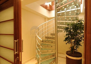 Трёхэтажная вилла c собственным бассейном